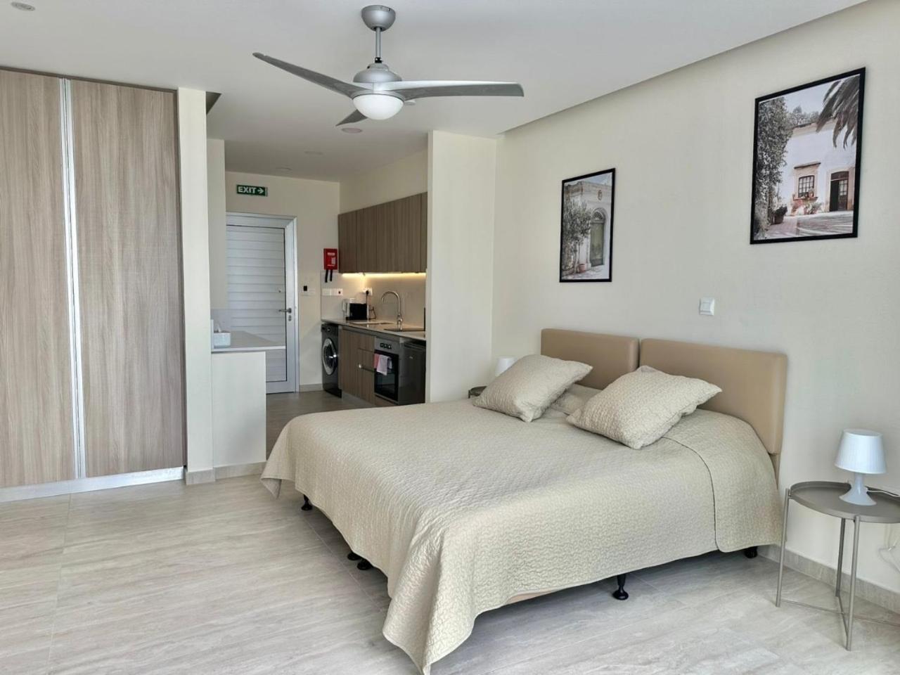 Harbour Lights Studio Apartments Paphos Exterior photo